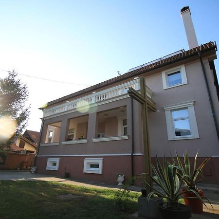 Hostel Teresianum Aleksinac Exteriör bild